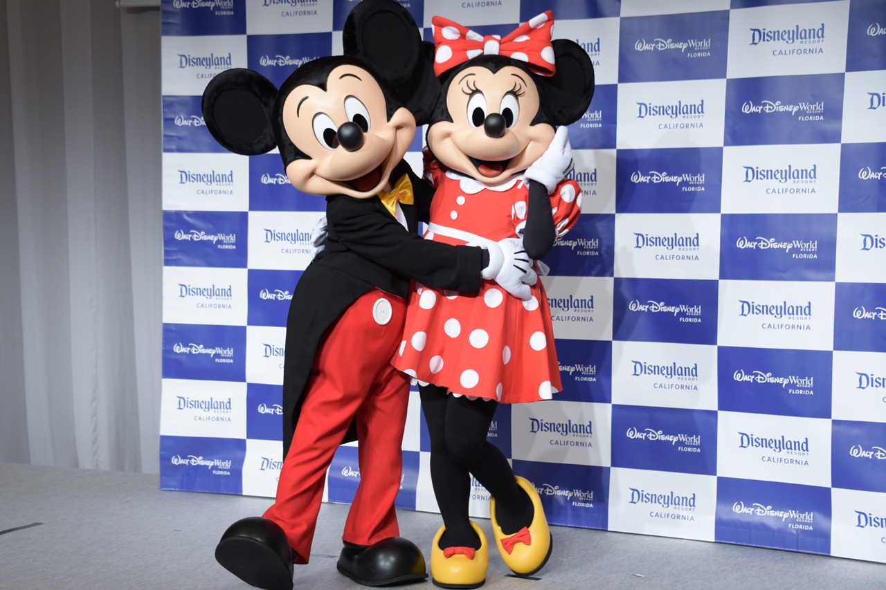 応援に駆け付けたミッキーとミニー。