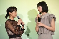 左から門脇麦、小松菜奈。
