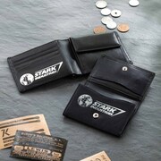 左からレザー二つ折り財布（1万1000円）、レザー名刺入れ（6400円）。