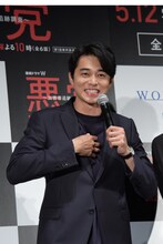 青柳翔のタートルネックセーターが伸びきった様子を語る東出昌大。