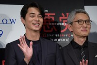 左から東出昌大、松重豊。