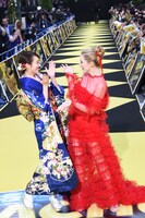 左から飯豊まりえ、キャスリン・ニュートン。