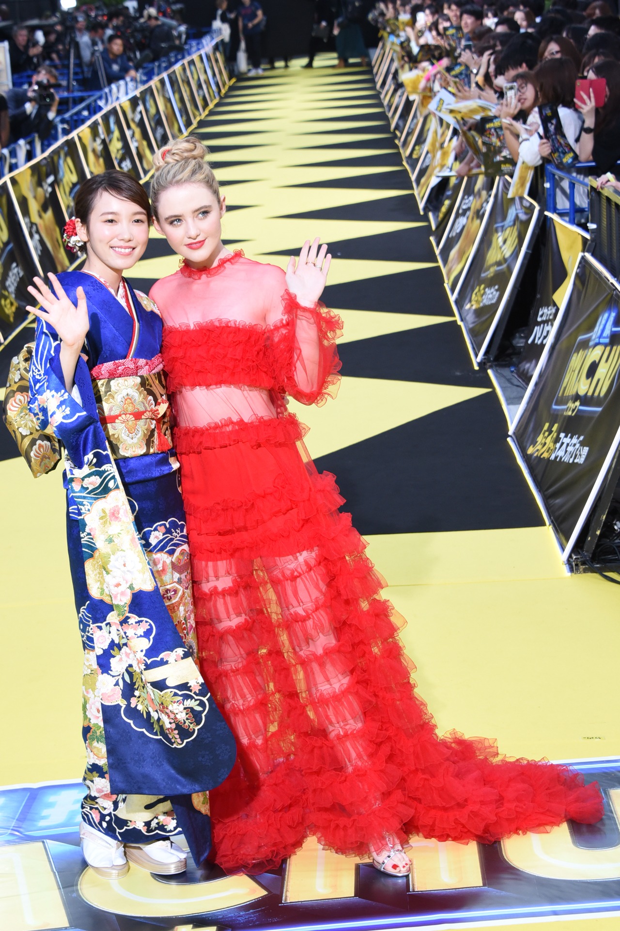 左から飯豊まりえ、キャスリン・ニュートン。