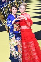 左から飯豊まりえ、キャスリン・ニュートン。