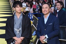 左から竹内涼真、渡辺謙。