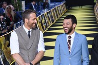 左からライアン・レイノルズ、ジャスティス・スミス。