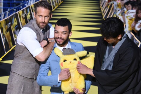 左からライアン・レイノルズ、ジャスティス・スミス、竹内涼真。