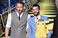 左からライアン・レイノルズ、ジャスティス・スミス。