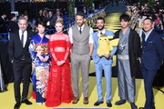 左からロブ・レターマン、飯豊まりえ、キャスリン・ニュートン、ライアン・レイノルズ、ジャスティス・スミス、竹内涼真、渡辺謙。