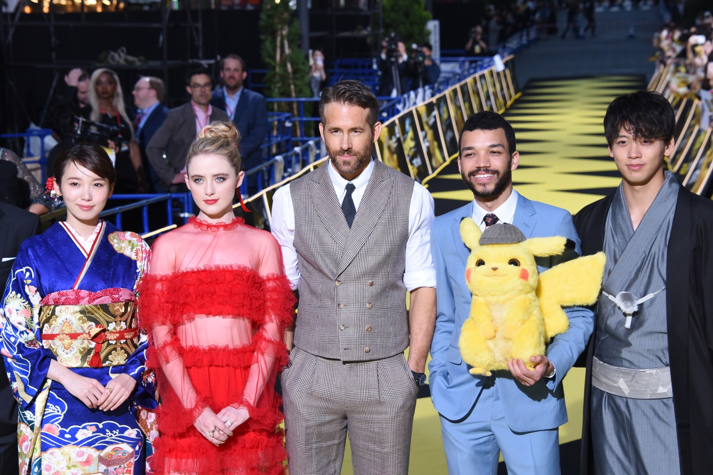 左から飯豊まりえ、キャスリン・ニュートン、ライアン・レイノルズ、ジャスティス・スミス、竹内涼真。