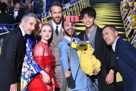 自撮りをするキャストたち。