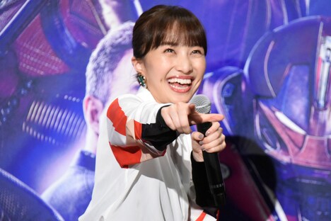 自己紹介する百田夏菜子。