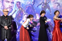 ももいろクローバーZのポーズを取る内田有紀（中央右）、米倉涼子（右端）。