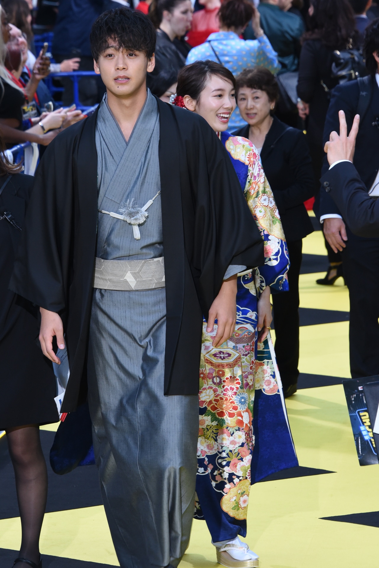 手前から竹内涼真、飯豊まりえ。