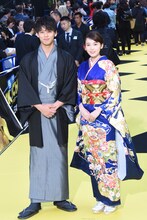 左から竹内涼真、飯豊まりえ。