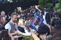 ファンと交流するライアン・レイノルズ。