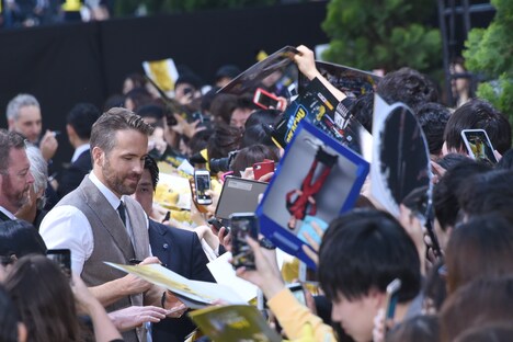 ファンと交流するライアン・レイノルズ。