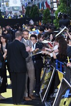 ファンと交流するライアン・レイノルズ。