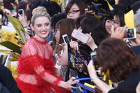 ファンと交流するキャスリン・ニュートン。