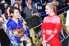 左から飯豊まりえ、キャスリン・ニュートン。