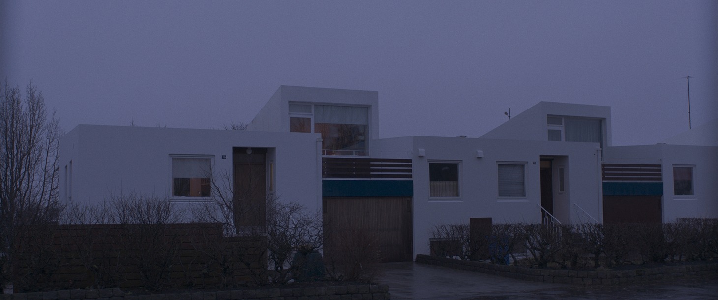 「隣の影」