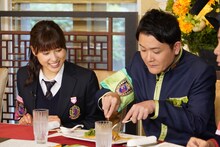 「グルメチキンレース ゴチになります！」レギュラーメンバーの土屋太鳳（左）、ノブ（右）。