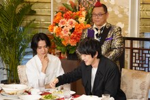 「グルメチキンレース ゴチになります！」に参加した山崎賢人（手前左）、本郷奏多（手前右）。