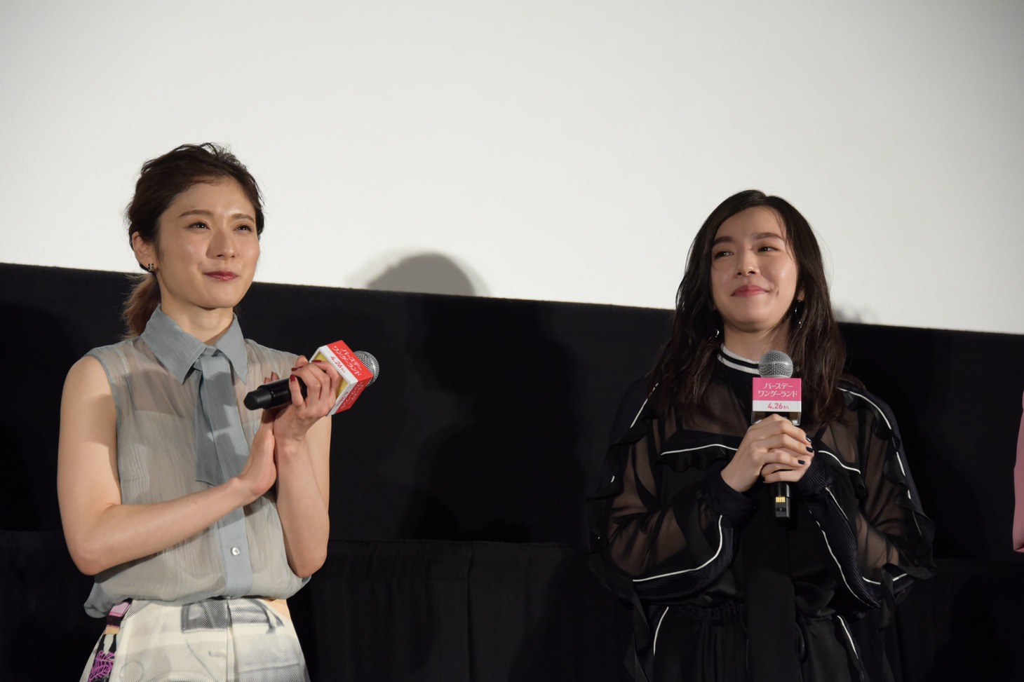 左から松岡茉優、milet。