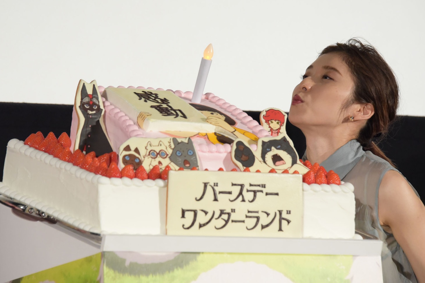 ケーキのろうそくに見立てたランプを吹き消す松岡茉優。