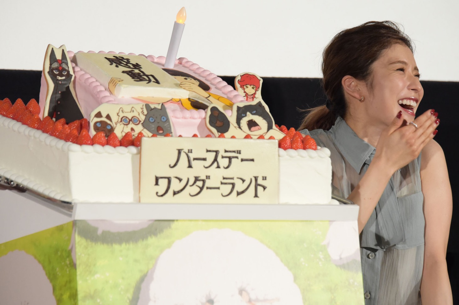 ろうそくを吹き消したあと、照れる松岡茉優。