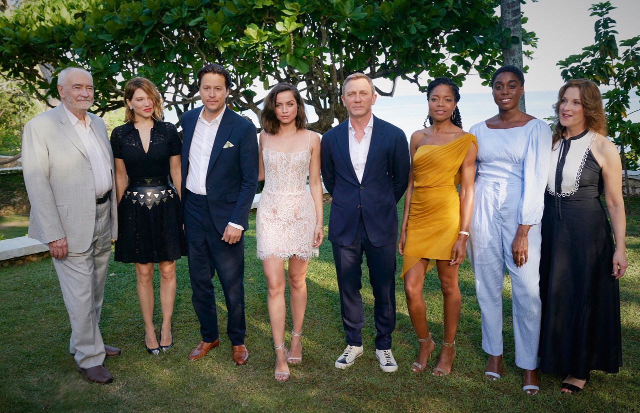 左からマイケル・Ｇ・ウィルソン、レア・セドゥ、キャリー・ジョージ・フクナガ、アナ・デ・アルマス、ダニエル・クレイグ、ナオミ・ハリス、ラシャーナ・リンチ、バーバラ・ブロッコリ。