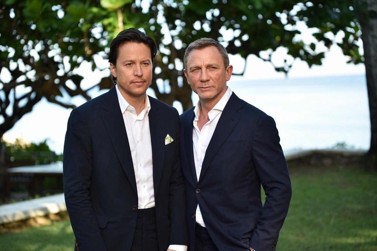 左からキャリー・ジョージ・フクナガ、ダニエル・クレイグ。(c)RUSH PHOTOGRAPHY JA