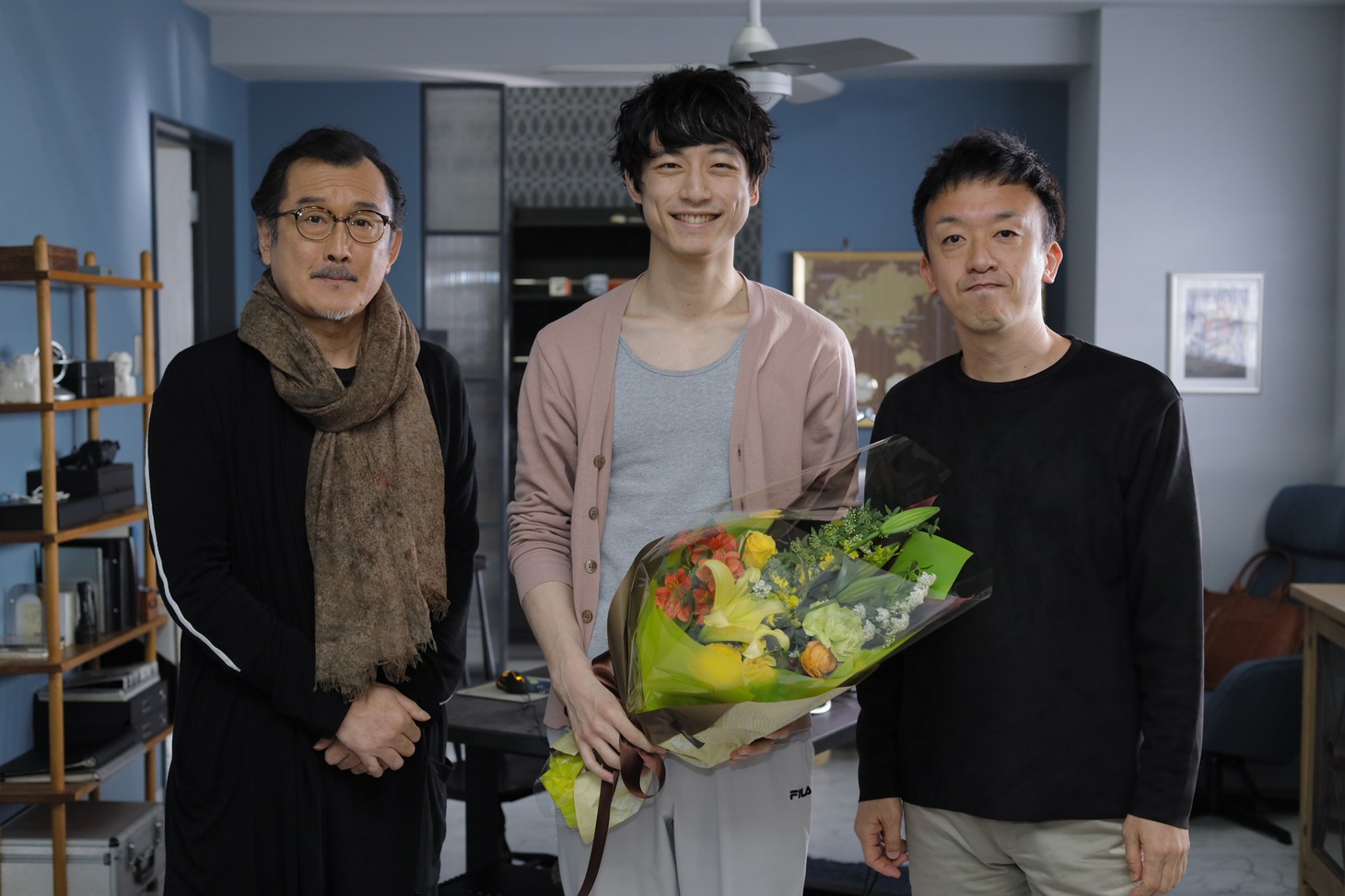 「劇場版 ファイナルファンタジーXIV 光のお父さん」メイキング写真。左から吉田鋼太郎、坂口健太郎、野口照夫。