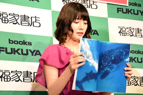 お気に入りのページを探す松田るか。