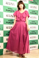 スカートを広げる松田るか。