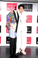 「トルソーに寄り添って」というリクエストに応える濱正悟。