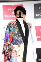 「トルソーに寄り添って」というリクエストを受け、後ろに隠れる濱正悟。