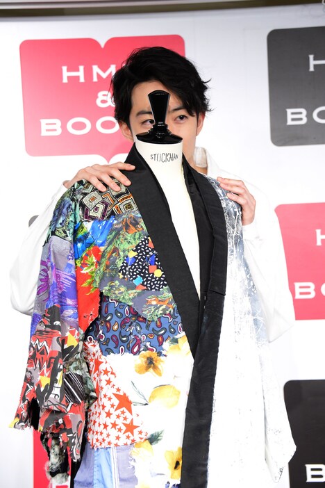 「トルソーに寄り添って」というリクエストを受け、後ろに隠れる濱正悟。