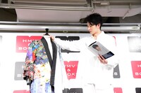 手作りの衣装を紹介する濱正悟。