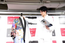 手作りの衣装を紹介する濱正悟。