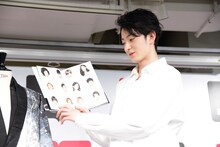 お気に入りのページを紹介する濱正悟。