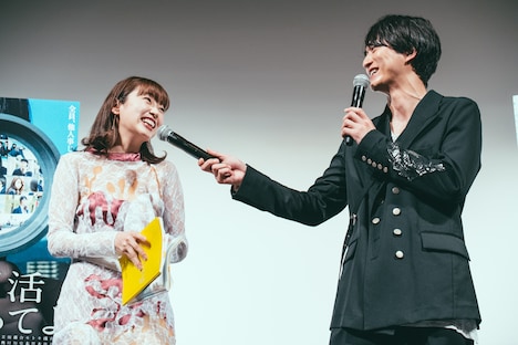 左から清水くるみ、浅香航大。