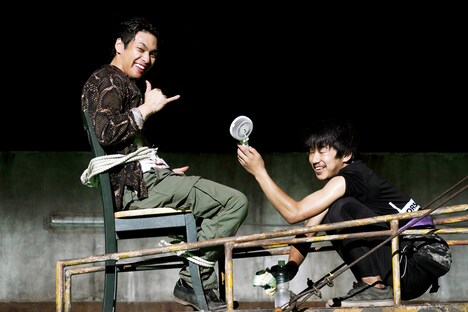 「ザ・ファブル」メイキング写真より、柳楽優弥（左）。