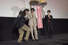 「肋骨が折れている」と申告しながらも、華麗な足さばきを披露する坂口拓（左）。