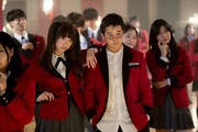 「映画 賭ケグルイ」新場面写真。左から森川葵演じる早乙女芽亜里、矢本悠馬扮する木渡潤。