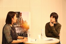 「あの日々の話」の監督・玉田真也（右）。