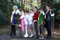 左から綱啓永、尾碕真花、田中れいな、小林れい、一ノ瀬 颯、小原唯和、岸田タツヤ。