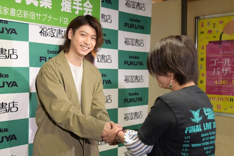 ファンと握手する横山涼(左)。