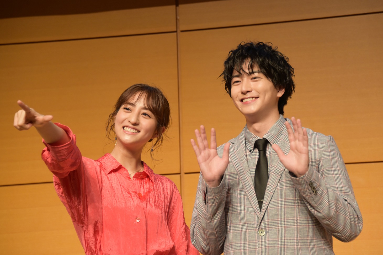 左から堀田茜、稲葉友。