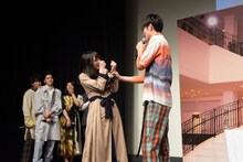 胸キュンシーンを披露する山本涼介（右）。